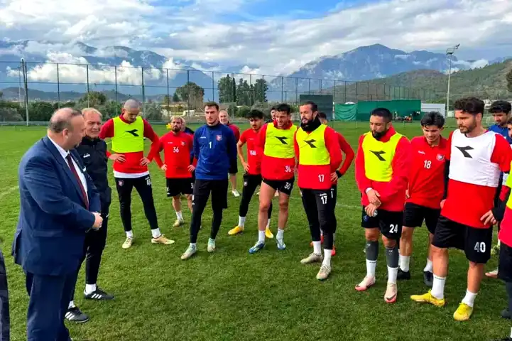 Başkan Yalım, Uşakspor'u Kemer'de Ziyaret Etti